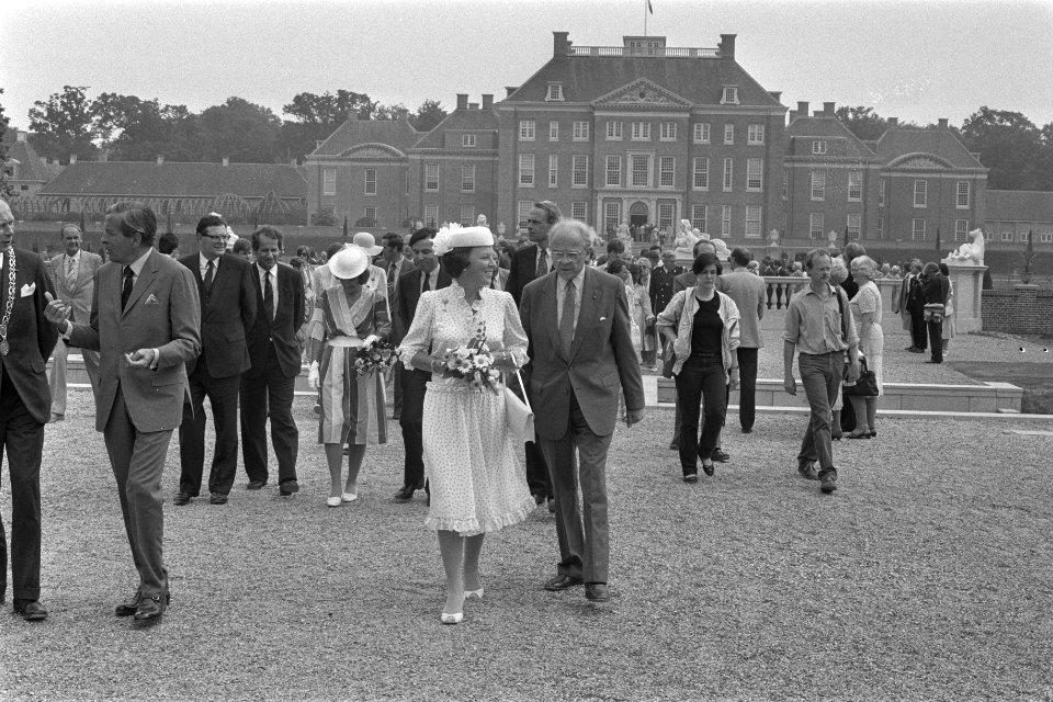 Koningin Beatrix opent Museum Paleis t Loo in Apeldoorn gezelschap wandelt in de, Bestanddeelnr 933-0096