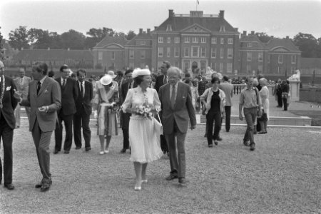 Koningin Beatrix opent Museum Paleis t Loo in Apeldoorn gezelschap wandelt in de, Bestanddeelnr 933-0096