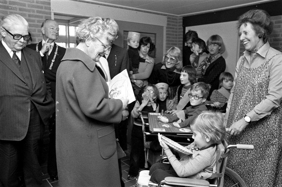 Koningin Juliana in gesprek met de aanwezige kinderen, Bestanddeelnr 929-1337