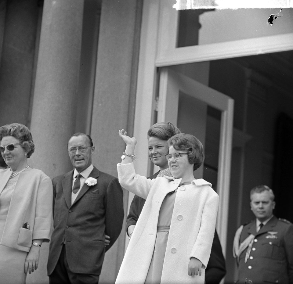 Koningin Juliana, prins Bernhard en de prinsessen Irene en Christina wuiven naar, Bestanddeelnr 915-1043