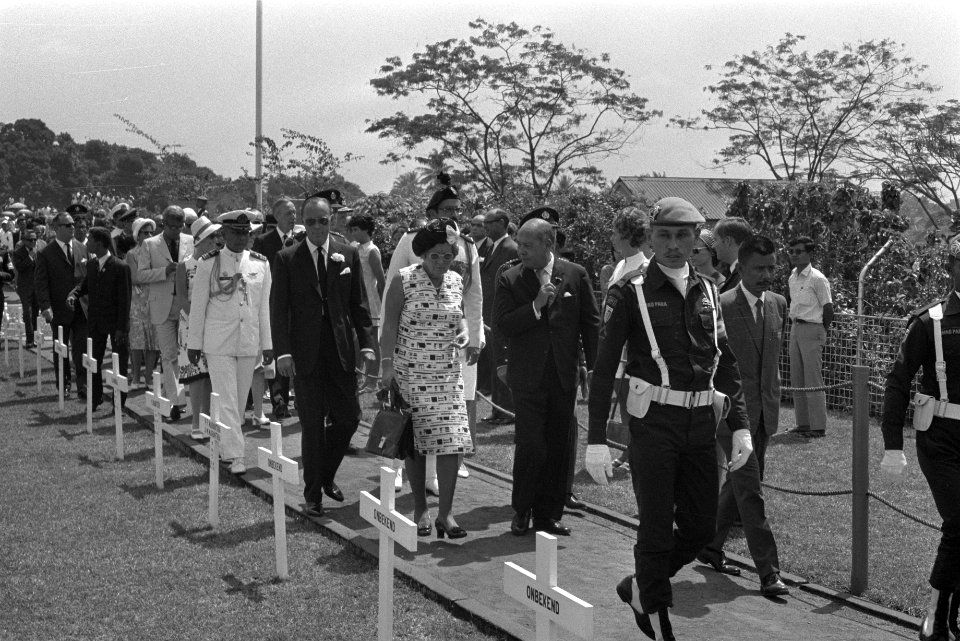 Koningin Juliana en prins Bernhard zullen een krans leggen op het Nederlandse er, Bestanddeelnr 924-8674