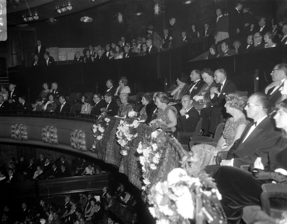 Koningin Juliana en prins Bernhard zijn onder de aanwezigen bij de première van , Bestanddeelnr 919-7295