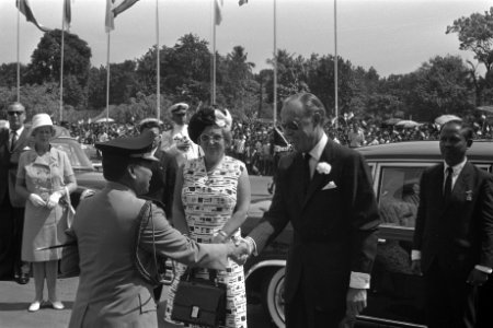 Koningin Juliana en prins Bernhard zullen een krans leggen op het Indonesische e, Bestanddeelnr 924-8669
