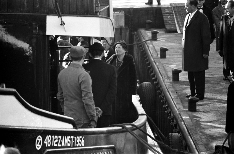 Koningin en prins tijdens tocht met sleper van Goedkoop, Bestanddeelnr 913-4691