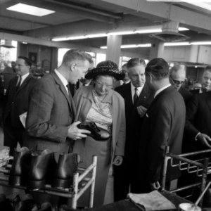 Koningin Juliana in de schoenfabriek van het Fonds voor Sociale Instellingen te , Bestanddeelnr 919-5653