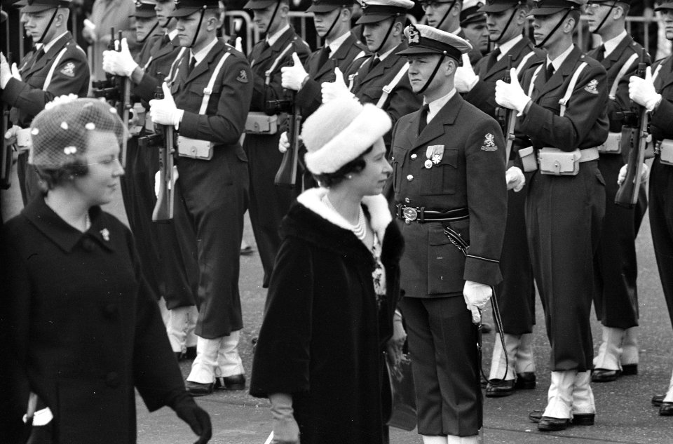 Koningin Elisabeth van Engeland op Schiphol begroet door Prinses Beatrix, Bestanddeelnr 913-8377