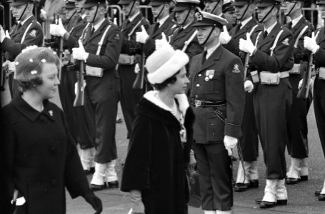 Koningin Elisabeth van Engeland op Schiphol begroet door Prinses Beatrix, Bestanddeelnr 913-8377