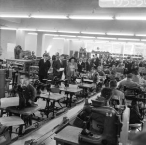 Koningin Juliana in de schoenfabriek van het Fonds voor Sociale Instellingen te , Bestanddeelnr 919-5650