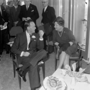 Koningin en prins op sleper van Goedkoop . Koningin en prins in Havengebouw, Bestanddeelnr 913-4707