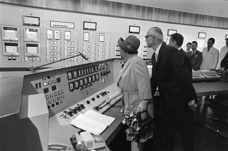 Koningin Juliana in de regelkamer, Bestanddeelnr 922-2361