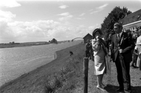 Koningin Juliana in de wijk Vreeswijk, in Nieuwegein, in gezelschap van burgemee, Bestanddeelnr 925-6322