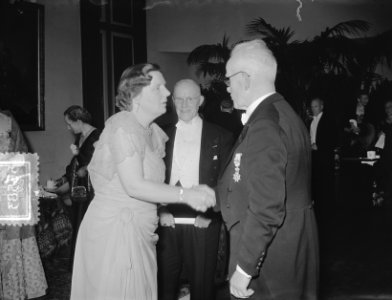 Koningin feliciteert dirigent Fred Roeske Mannenzangvereniging Apollo in Conce, Bestanddeelnr 905-7583