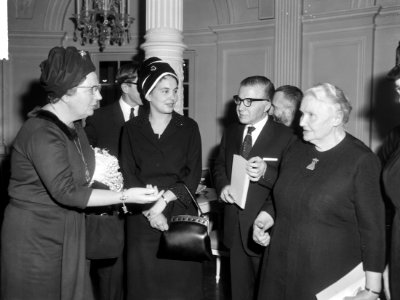 Koningin Juliana, mevrouw Leiker, W.K. Petersilka, G. Kurtz, Bestanddeelnr 917-3642