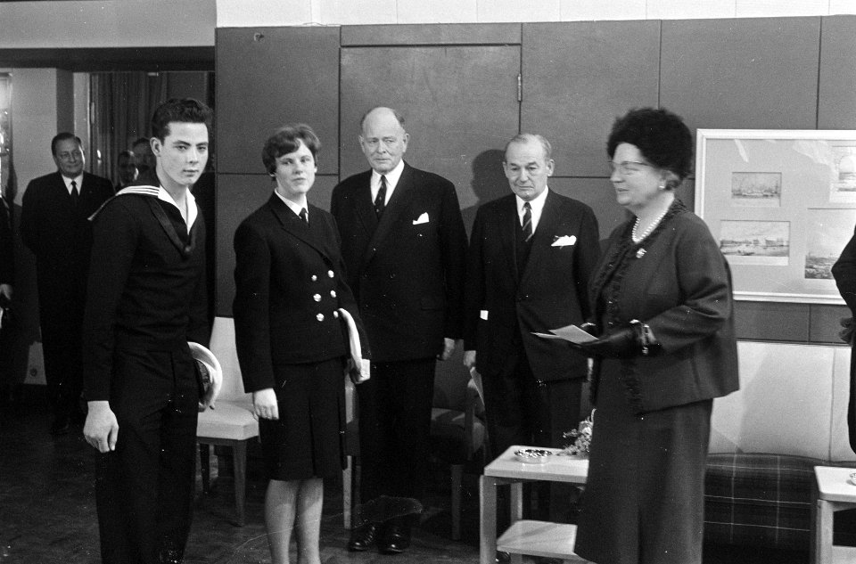 Koningin Juliana geeft te Rotterdam naam aan een reddingsboot, de Javazee, voor , Bestanddeelnr 920-1149
