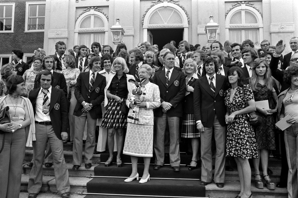 Koningin Juliana, met mascotte, is omringd door spelers en hun echtgenotes, Bestanddeelnr 927-3154