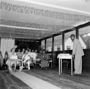 Koningin en prins worden toegesproken in het boslandcreooldorp Koffiekamp, Bestanddeelnr 252-4370