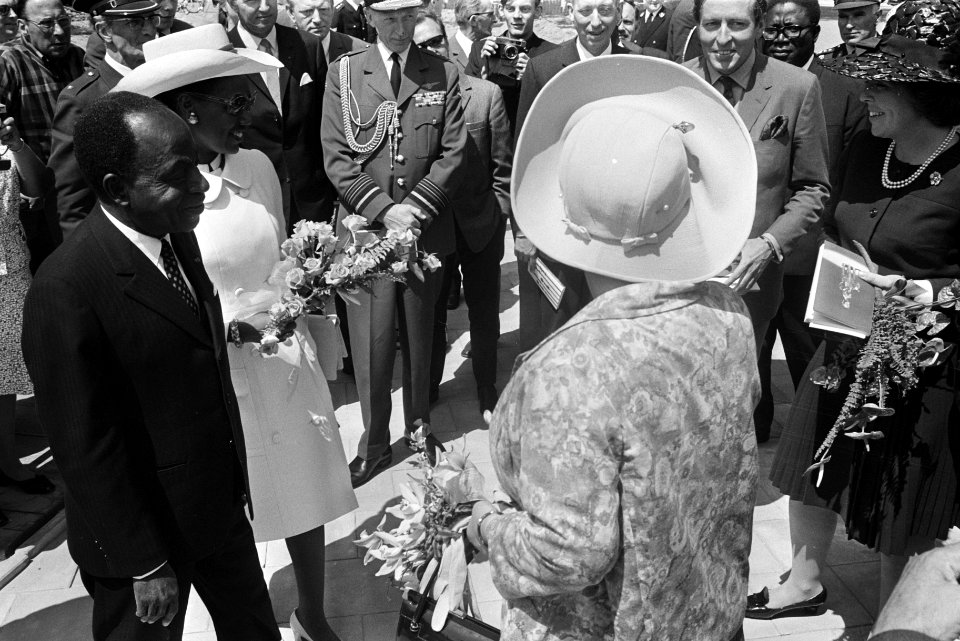Koningin Juliana, president Houphouët-Boigny en diens echtgenote bij een rondvaa, Bestanddeelnr 923-5691