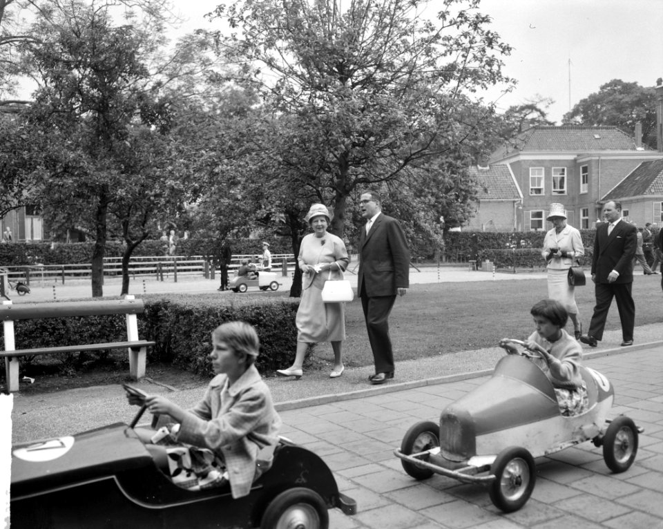 Koningin Juliana in Assen De koningin in het jeugdverkeerspark De Gouverneurst, Bestanddeelnr 912-7470