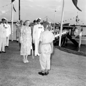 Koningin en prins worden begroet bij de aanlegsteiger van Domburg, Bestanddeelnr 252-4217