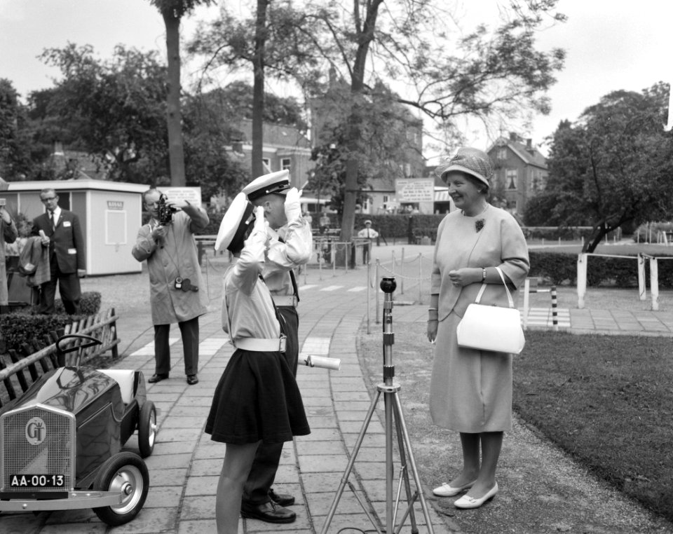 Koningin Juliana in Assen De koningin in het jeugdverkeerspark De Gouverneurst, Bestanddeelnr 912-7469