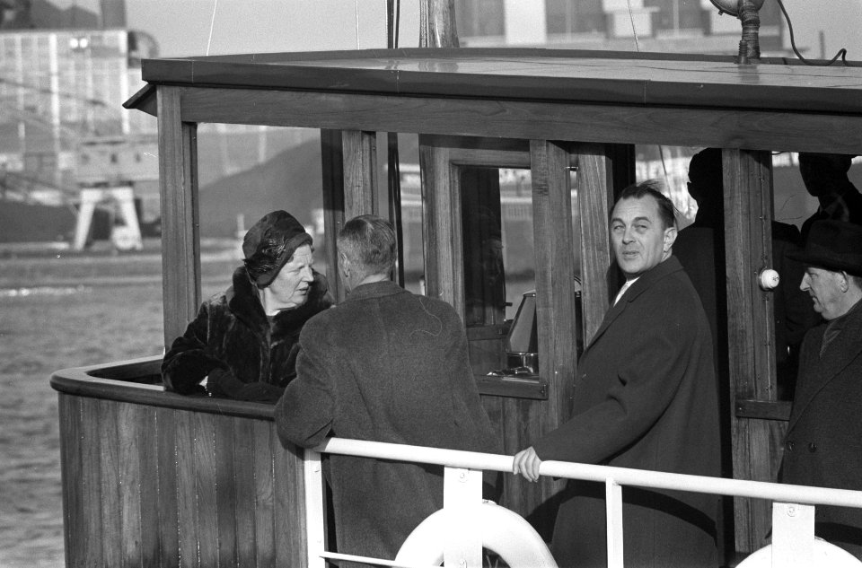 Koningin en prins tijdens tocht met sleper van Goedkoop, Bestanddeelnr 913-4693