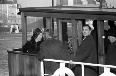 Koningin en prins tijdens tocht met sleper van Goedkoop, Bestanddeelnr 913-4693