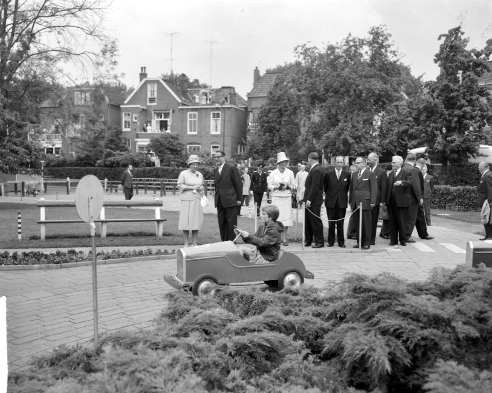 Koningin Juliana in Assen De koningin in het jeugdverkeerspark De Gouverneurst, Bestanddeelnr 912-7466