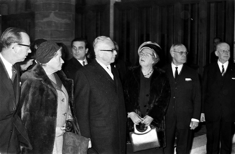 Koningin Juliana, president Heinemann en zijn echtgenote in de Sint Laurenskerk , Bestanddeelnr 923-0142