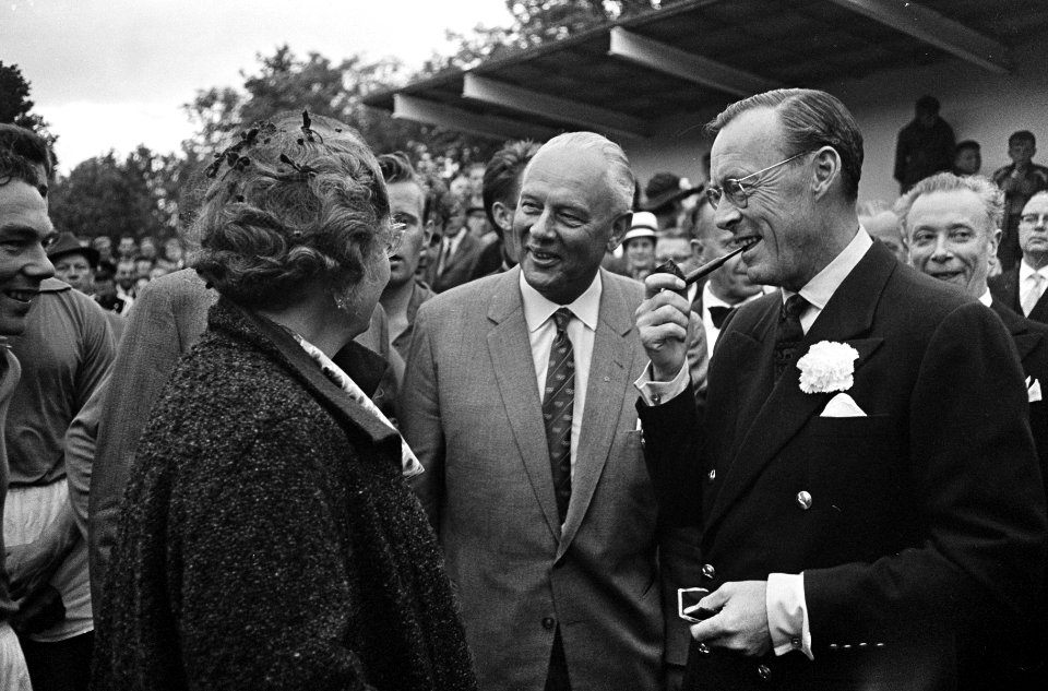 Koningin Juliana, prins Bernhard en dr. Hans Tetzner, Bestanddeelnr 917-9458