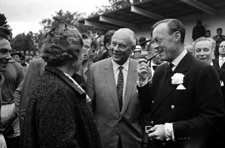 Koningin Juliana, prins Bernhard en dr. Hans Tetzner, Bestanddeelnr 917-9458