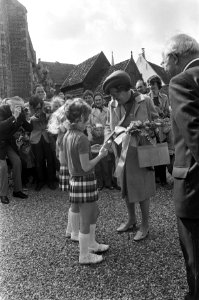 Koningin Juliana in contact met de kinderen van Kockengen, Bestanddeelnr 925-6317
