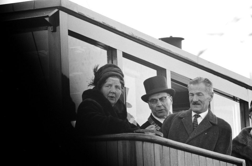 Koningin en prins tijdens tocht met sleper van Goedkoop, Bestanddeelnr 913-4688