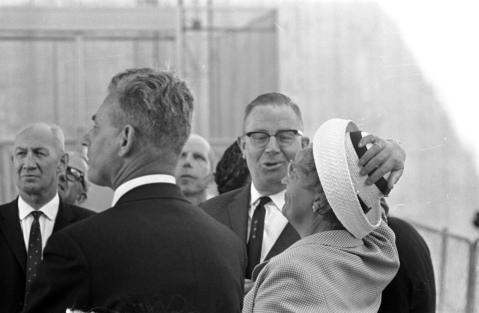 Koningin Juliana in de lift, Bestanddeelnr 916-8304