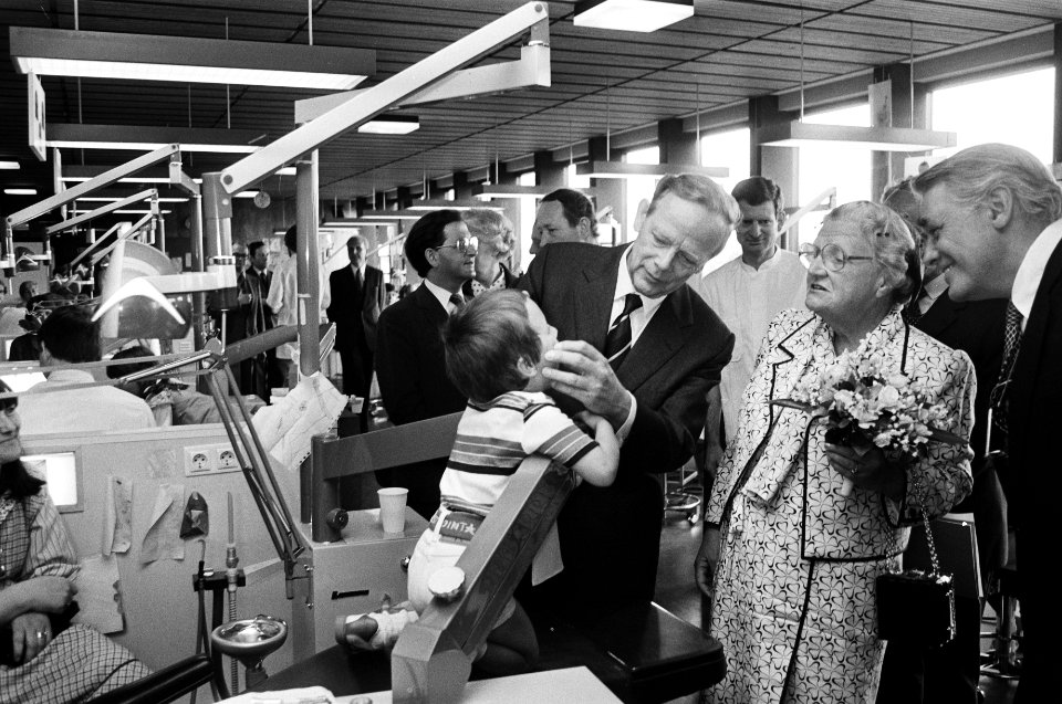 Koningin Juliana, prof.dr. A.J. van Amerongen en een patiëntje, Bestanddeelnr 930-2867