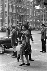 Koningin Juliana en prins Bernhard komen aan bij de Sint Jacobskerk, Bestanddeelnr 920-6633