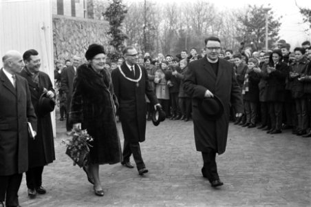 Koningin Juliana, een geestelijke en een burgemeester, Bestanddeelnr 915-8307