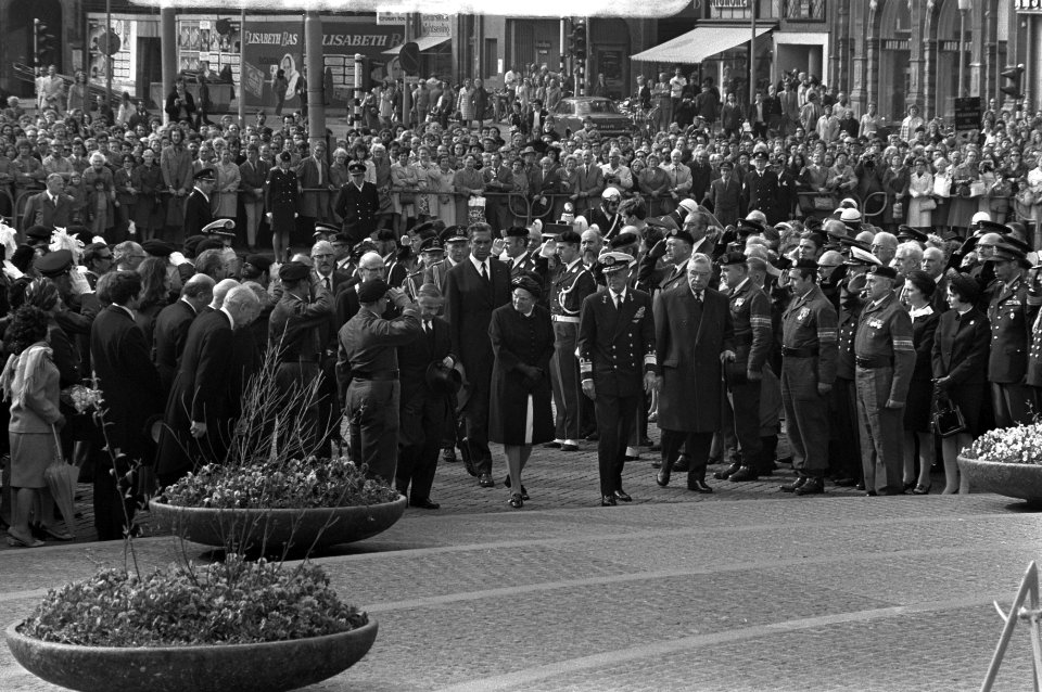 Koningin Juliana en prins Bernhard leggen een krans bij het monument op de Dam, Bestanddeelnr 925-5802