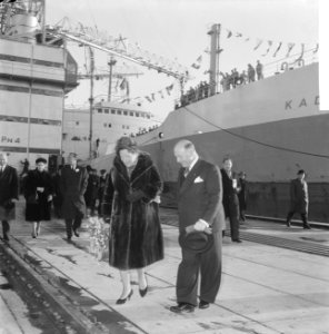 Koningin en prins op sleper van Goedkoop . Koningin en prins bij Graanoverslagbe, Bestanddeelnr 913-4715