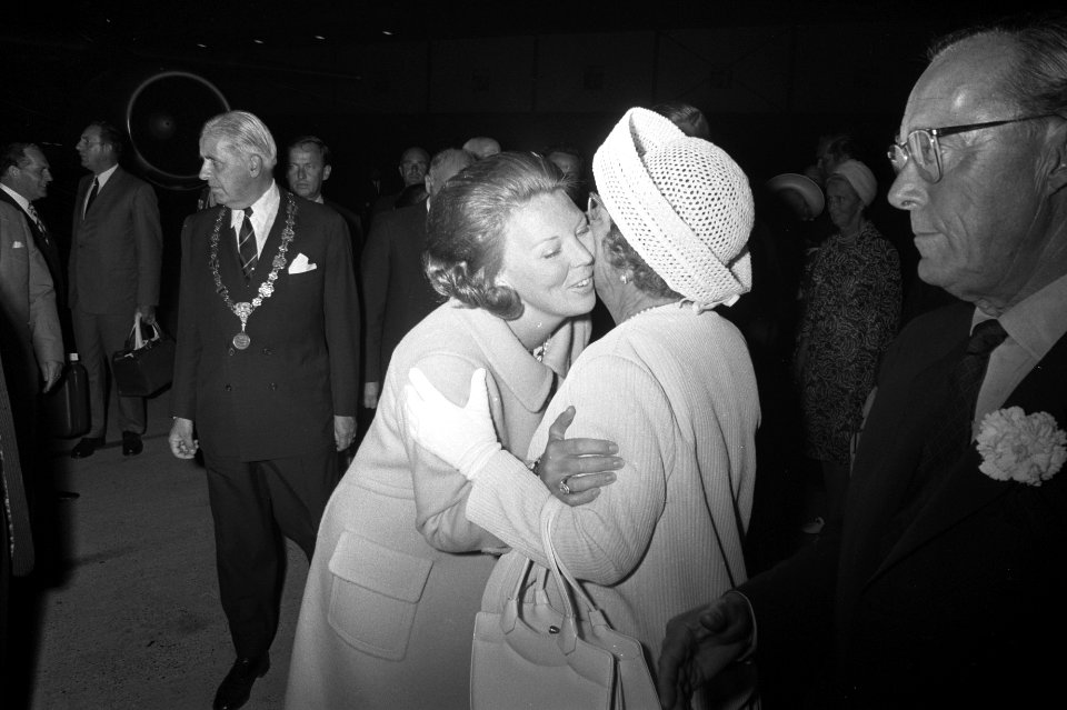 Koningin Juliana en Prins Bernhard vertrekken van Schiphol naar Thailand en Indo, Bestanddeelnr 924-8472