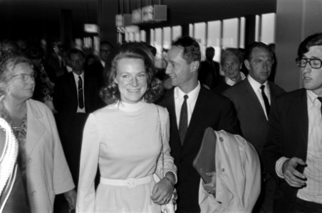 Koningin Juliana, prinses Irene en prins Carlos Hugo in de hal, Bestanddeelnr 922-5774