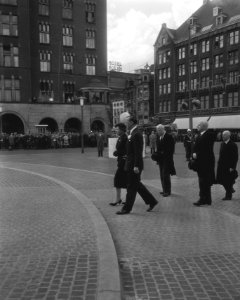 Koningin Juliana en prins Bernhard leggen een krans bij het Nationaal Monument o, Bestanddeelnr 910-3461