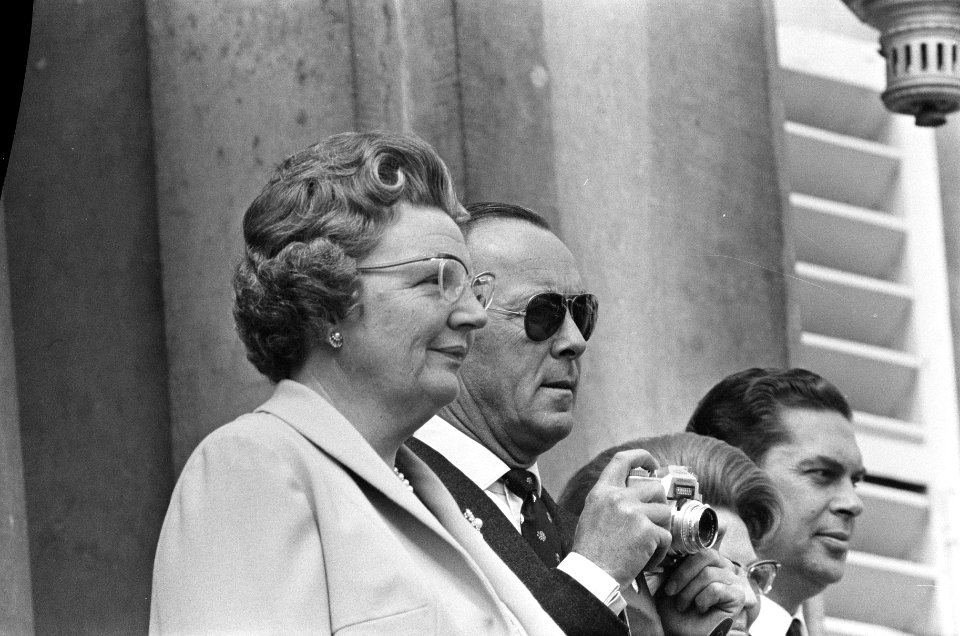 Koningin Juliana, prins Bernhard, prinses Beatrix en minister Biesheuvel kijken , Bestanddeelnr 916-3763