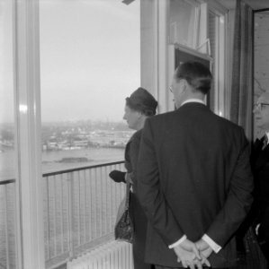 Koningin en prins op sleper van Goedkoop . Koningin en prins in Havengebouw, Bestanddeelnr 913-4706