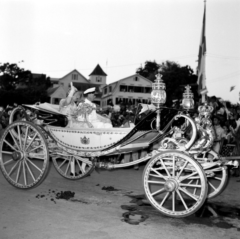 Koningin en prins in de caleche, Bestanddeelnr 252-4216