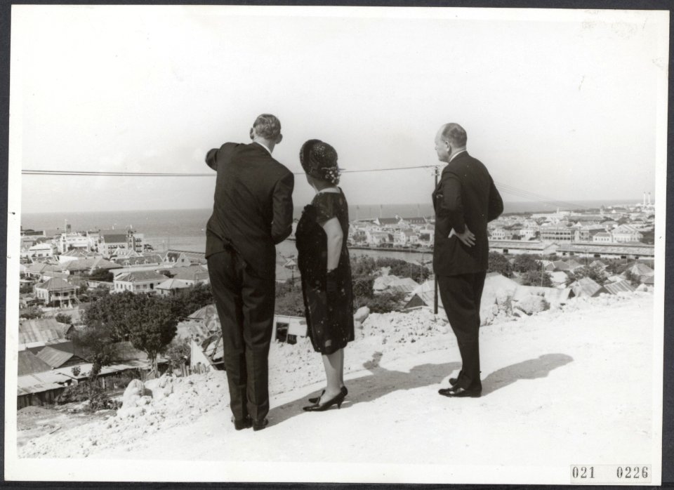 Koningin Juliana, op werkbezoek in Curaçao, laat zich voorlichten omtrent het br, Bestanddeelnr 021-0226
