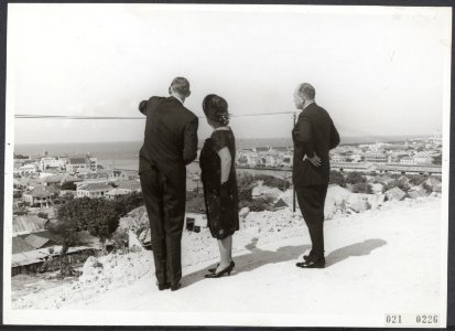 Koningin Juliana, op werkbezoek in Curaçao, laat zich voorlichten omtrent het br, Bestanddeelnr 021-0226