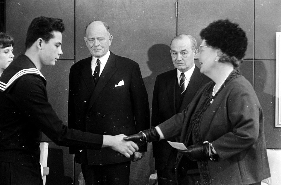 Koningin Juliana geeft te Rotterdam naam aan een reddingsboot, de Javazee, voor , Bestanddeelnr 920-1147