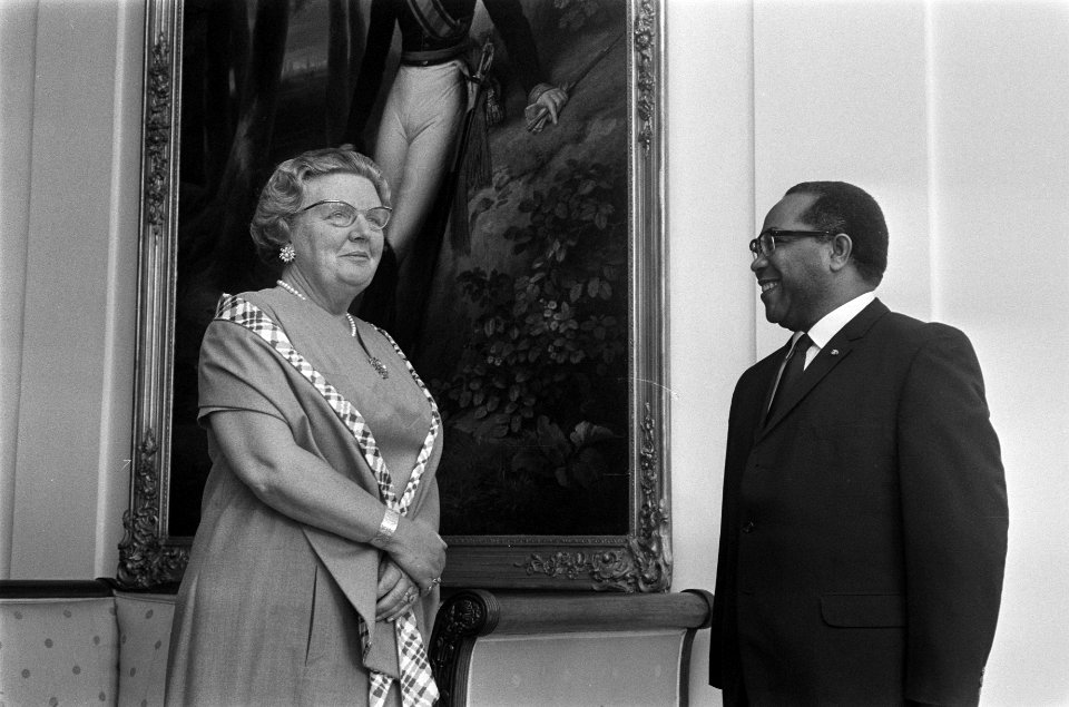 Koningin Juliana heeft op paleis Soestdijk B.M. Leito beëdigd als gouverneur van, Bestanddeelnr 923-6350