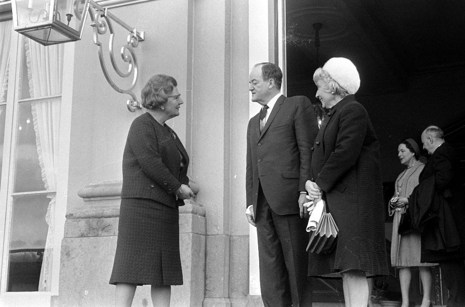 Koningin Juliana, Hurbert Humphrey en diens echtgenote, Bestanddeelnr 920-1882