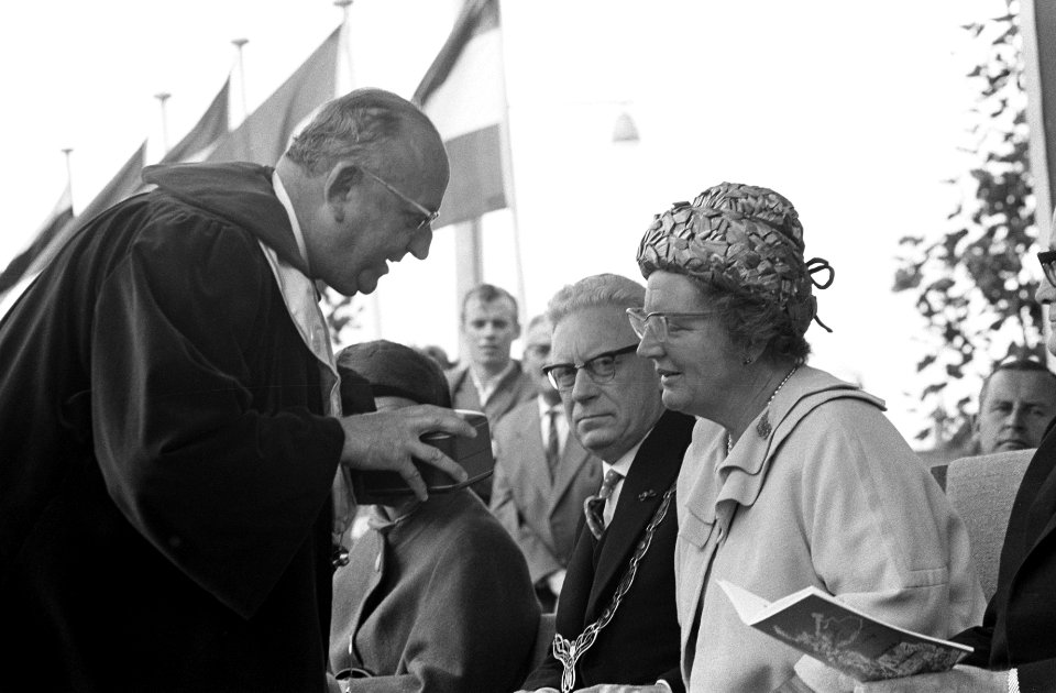Koningin Juliana, links naast haar burgemeester JW Peek, Bestanddeelnr 914-3099